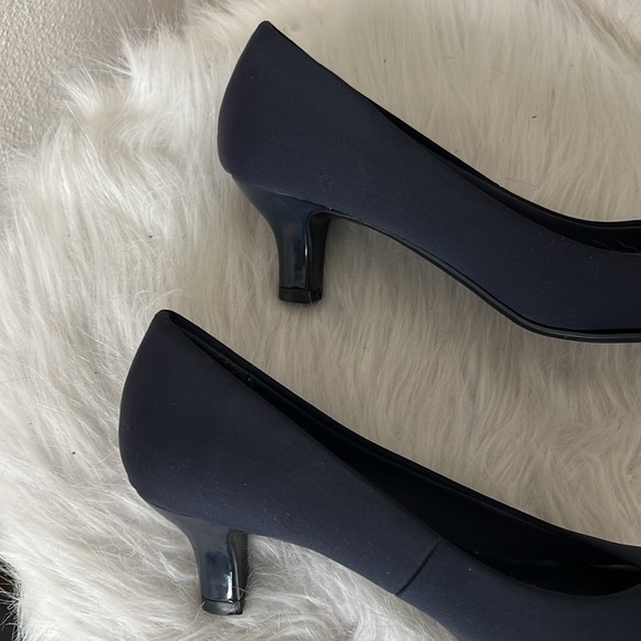 Round toe kitten heel navy blue pumps - Picture 7 of 7